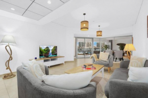 FIRST CLASS 1BR Inviting Marina Views